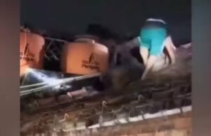 Los autores virales de acoso sexual en Bekasi están rodeados de residentes en el techo de la casa, la policía ya lo llama manipulado Los autores virales de acoso sexual en Bekasi están rodeados de residentes en el techo de la casa, la policía ya lo llama manipulado