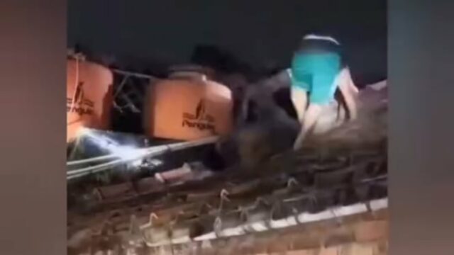 Los autores virales de acoso sexual en Bekasi están rodeados de residentes en el techo de la casa, la policía ya lo llama manipulado

