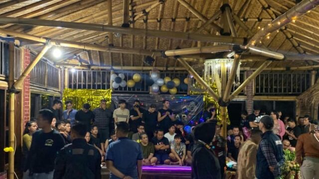 Se obtuvieron 75 participantes de la fiesta gay durante la Se obtuvieron 75 participantes de la fiesta gay durante la redada en la villa de Bogor Pucak, encontraron un condón