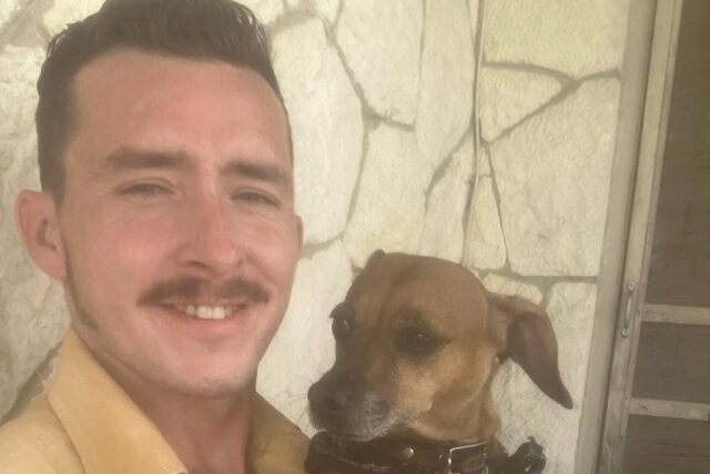 El hombre de Texas pierde el 40% de su piel después de salvar al perro de fuego del perro

