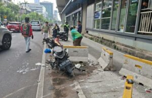 Accidente viral en Rasuna dijo que el sur de Yakarta, una moto se ve destrozada