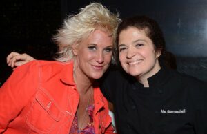 El chef Alex Guarnaschelli rinde homenaje a Anne Burrell El chef Alex Guarnaschelli rinde homenaje a Anne Burrell
