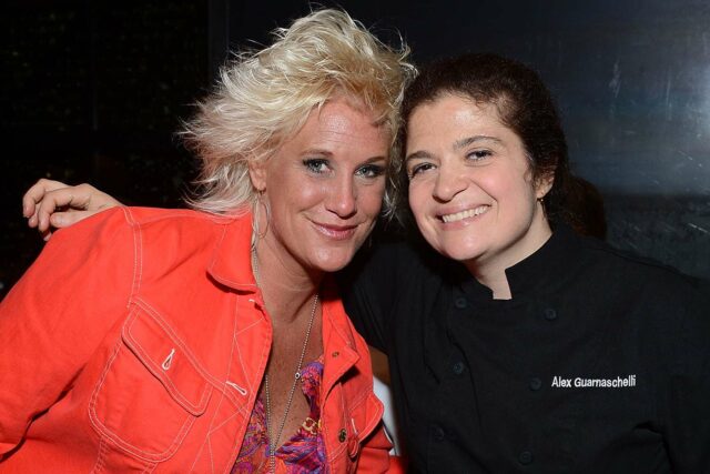 El chef Alex Guarnaschelli rinde homenaje a Anne Burrell

