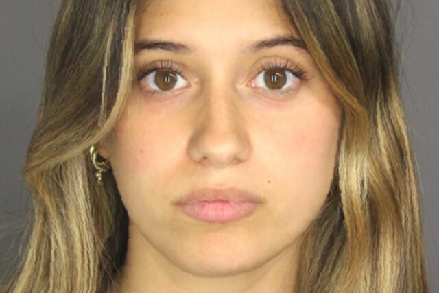 Empleado de la Escuela de Nueva York, de 22 años, arrestado después de fingir enviar fotos desnudas a Boy, 14: Policía

