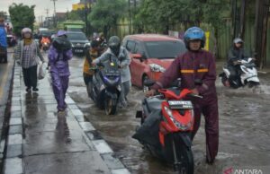 La comunidad se quejaba de la carretera Jalan Imam Bonjol Bekasi siempre inundada La comunidad se quejaba de la carretera Jalan Imam Bonjol Bekasi siempre inundada