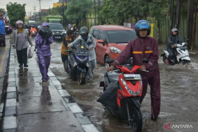 La comunidad se quejaba de la carretera Jalan Imam Bonjol Bekasi siempre inundada

