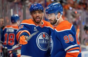 Desde la bodega hasta la final de la Copa Stanley, el ex d-man juega un papel importante con Oilers Evander Kane #91 and Jake Walman #96 of the Edmonton Oilers discuss the play in the first period of Game Three of the Second Round of the 2025 Stanley Cup Playoffs against the Vegas Golden Knights at Rogers Place on May 10, 2025, in Edmonton, Alberta, Canada. (Photo by Leila Devlin/Getty Images)