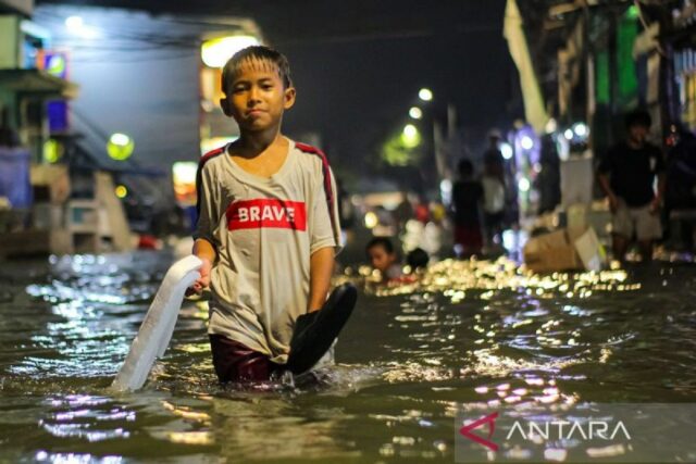 Inundación de marea nuevamente empapando en áreas residenciales en Pluit Jakut

