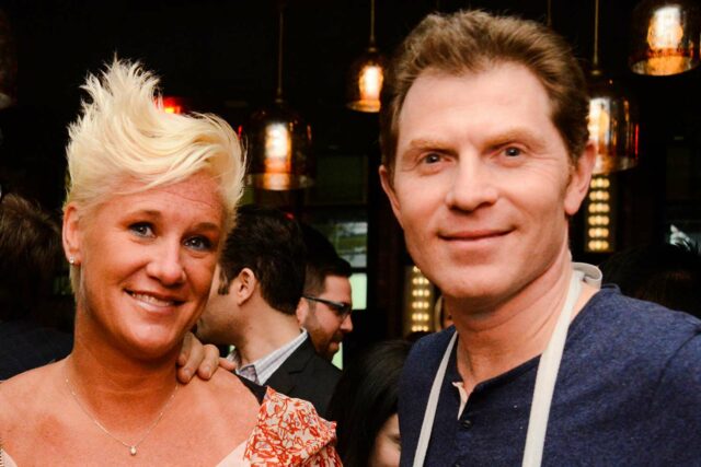 Bobby Flay rinde homenaje a Anne Burrell

