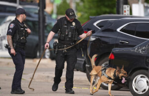 El ataque de Boulder destaca los esfuerzos de Trump para debilitar la lucha terrorista del FBI Law enforcement officials investigate after an attack on the Pearl Street Mall Sunday, June 1, 2025, in Boulder, Colo. (AP Photo/David Zalubowski)