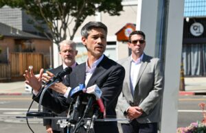 Dueños de negocios, concentración de personal de seguridad pública en apoyo de la propuesta de arresto sin hogar de San José Business owners, public safety personnel rally in support of San Jose homeless arrest proposal