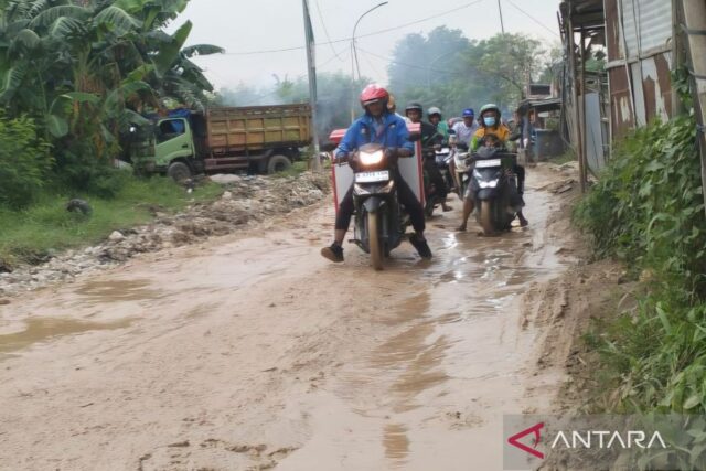 Tenga cuidado en la carretera CBL-Sukajaya Bekasi, el impacto del lodo

