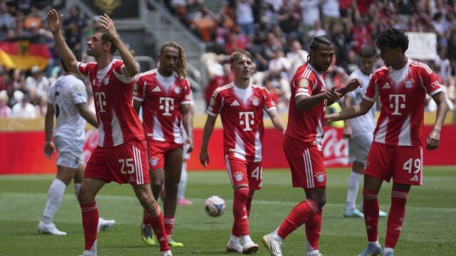 El Bayern Munich enruta la ciudad de Auckland 10-0 en la Copa Mundial de Clubes como los fanáticos despliegan a 'Smash FIFA!'

