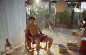 Charles Melton se convierte en sexy para la nueva campaña Soho Sneaker del entrenador (foto exclusiva) Charles Melton se convierte en sexy para la nueva campaña Soho Sneaker del entrenador (foto exclusiva)