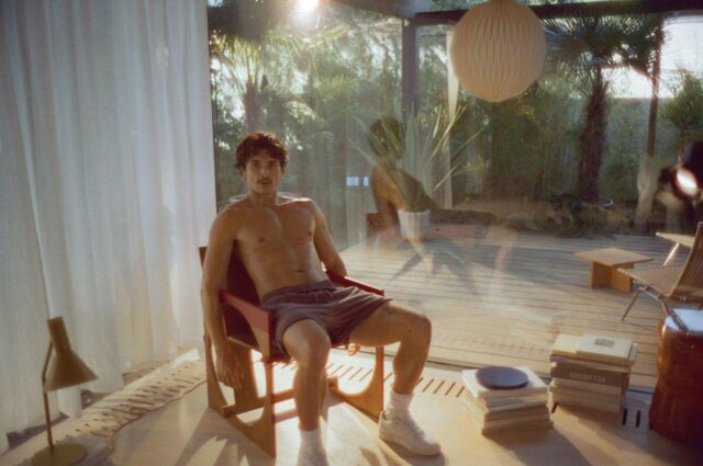 Charles Melton se convierte en sexy para la nueva campaña Soho Sneaker del entrenador (foto exclusiva)

