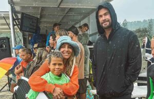 Chris Hemsworth brilla con orgullo mientras su hijo Sasha gana la primera competencia de surf Chris Hemsworth brilla con orgullo mientras su hijo Sasha gana la primera competencia de surf