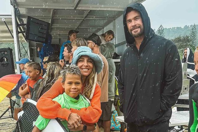 Chris Hemsworth brilla con orgullo mientras su hijo Sasha gana la primera competencia de surf

