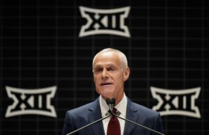 Controversia de los playoffs de fútbol universitario: por qué Big 12 Comisionado apoya el modelo que puede dañar las posibilidades de su conferencia College Football Playoff controversy: Why Big 12 commissioner supports model that may harm his conference’s chances