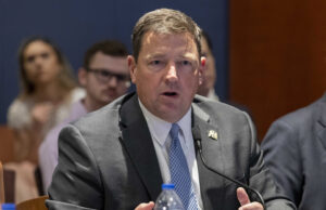 Los republicanos locos no pueden dejar de obsesionarse con la salud de Joe Biden FILE - Ed Martin speaks at an event hosted by Rep. Matt Gaetz, R-Fla., at the Capitol in Washington, June 13, 2023. (AP Photo/Amanda Andrade-Rhoades, File)