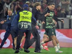 El guardaespaldas de Cristiano Ronaldo levanta la tapa en una gran cantidad que ganaría y realiza la admisión de ‘amenaza’ A fan attempts to get a selfie with Portugal's forward Cristiano Ronaldo during the warm up prior to the UEFA Nations League semi-final football match between Germany and Portugal in Munich