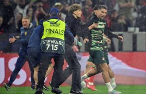 El guardaespaldas de Cristiano Ronaldo levanta la tapa en una gran cantidad que ganaría y realiza la admisión de ‘amenaza’ A fan attempts to get a selfie with Portugal's forward Cristiano Ronaldo during the warm up prior to the UEFA Nations League semi-final football match between Germany and Portugal in Munich