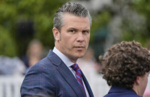 El DOJ deja una demanda contra un Cryn de Trump, impactando a nadie Defense Secretary Pete Hegseth arrives on the South Lawn of the White House before President Donald Trump and first lady Melania Trump participate in the White House Easter Egg Roll Monday, April 21, 2025, in Washington. (AP Photo/Alex Brandon)