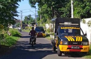 Dos hombres pateando motos en Probolinggo, una mujer gravemente herida – Wartabromo Dua Pria Tendang Motor di Probolinggo, Seorang Perempuan Terluka Serius - WartaBromo