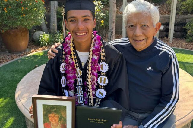 El abuelo le falta graduación debido al cáncer, la familia lo sorprende (exclusivo)

