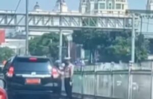 El auto oficial entró en el carril de la autobús, la policía, Polda, dio: simplemente normal