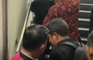 El momento que Hasto repite saludando a Tom Lembong antes de la sesión del caso de corrupción