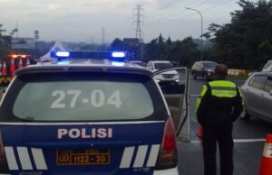 El tráfico gradualmente normal, el contraflow en la carretera de peaje de Jagorawi en dirección al pico se detiene