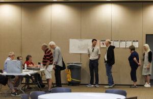 Las elecciones están rotas. Así es como los arreglamos Voters register to vote at St. Leo the Great Catholic Church, Tuesday, May 13, 2025, Omaha, Neb. (Nikos Frazier/Omaha World-Herald via AP)