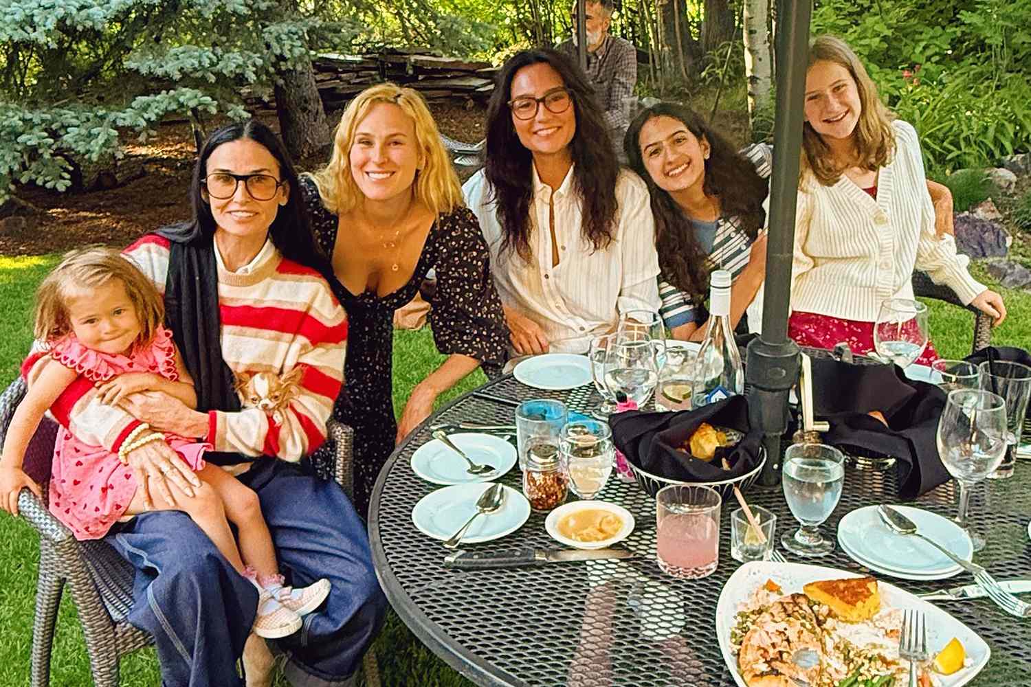 Half Moore, su hija Rumer ayuda a Emma Heming Willis a celebrar el cumpleaños

