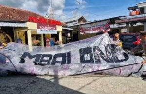 Esta es la tensa historia de los residentes de Ponorogo sobre el globo de aire gigante que lleva petardos que caen en el patio