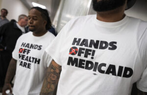 Incluso la peor persona en el Congreso se arrepiente de apoyar el proyecto de ley de presupuesto de Trump UNITED STATES - MAY 13: Medicaid activists wait to enter the House Energy and Commerce markup of the FY2025 budget resolution in Rayburn building on Tuesday, May 13, 2025. (Tom Williams/CQ Roll Call via AP Images)