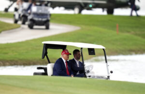 Todos en el mundo de Trump quieren un corte de la grifo criptográfica de la familia President Donald Trump, driven by his son Eric Trump, arrives at Trump National Doral during the LIV Golf Miami tournament, Thursday, April 3, 2025, in Miami. (AP Photo/Alex Brandon)