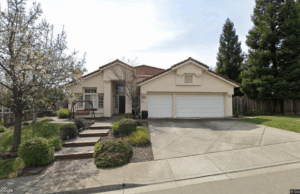 La casa de cuatro dormitorios se vende por $ 2 millones en San Ramón Four-bedroom home sells for $2 million in San Ramon