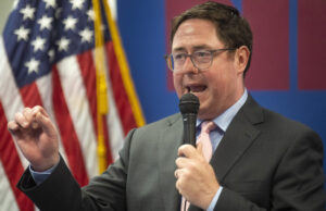 El Partido Republicano se derrumbó en el ‘Bill’ grande y hermoso de Trump, y los votantes están muy locos Mike Flood, the Republican nominee for the 1st District congressional district, addresses a room of supporters during a campaign event at the NEGOP office on Saturday, June 25, 2022, in Lincoln, Neb. (Kenneth Ferriera/Lincoln Journal Star via AP)