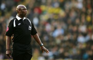 Uriah Rennie, el primer árbitro negro de la Premier League en inglés, pasa Uriah Rennie, el primer árbitro negro de la Premier League en inglés, pasa