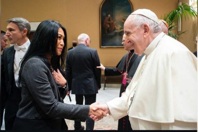 Anggun y Agnez Mo en la lista de serial de video de éxito "Reacher"

