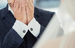 La farsa de la boda del novio sofoca a la novia y a los invitados La farsa de la boda del novio sofoca a la novia y a los invitados