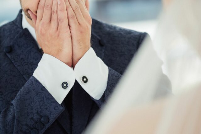 La farsa de la boda del novio sofoca a la novia y a los invitados

