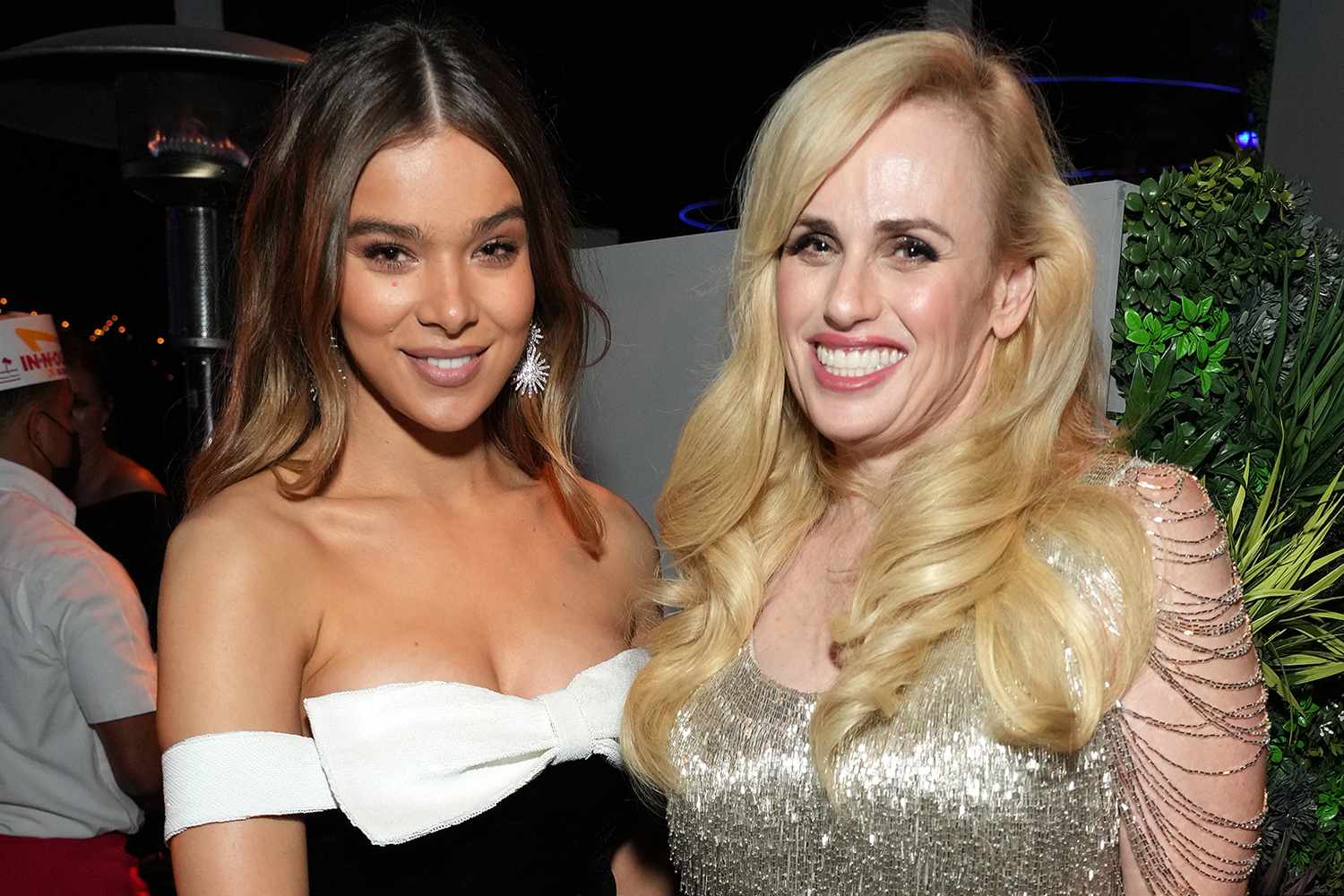 Rebel Wilson alquila la boda de Hailee Steinfeld con Josh Allen


