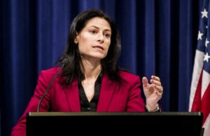 Cómo Trump ha dejado la lucha contra la violencia extremista a los Estados Unidos Attorney General Dana Nessel speaks during a press conference on Thursday, Feb. 21, 2019 at the Frank Kelley Law Library in the Williams Building in Lansing, Mich. Nessel gave updates on Michigan State University, the catholic church and Flint water investigations. (Jake May/The Flint Journal via AP)