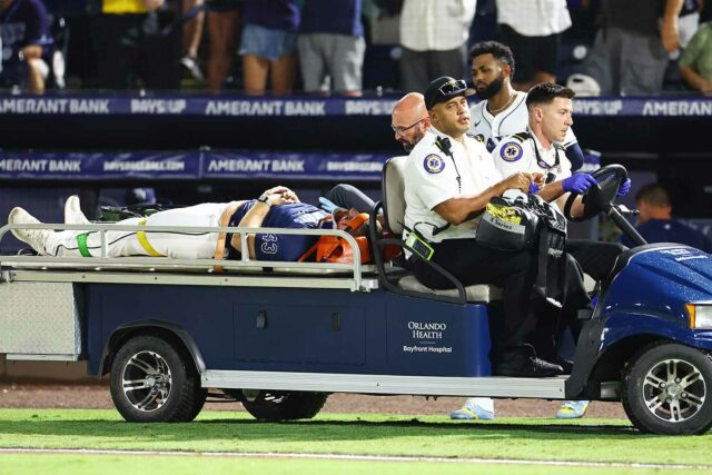 Hunter Bigge golpeó por una bola de 105 mph, sale en la camilla

