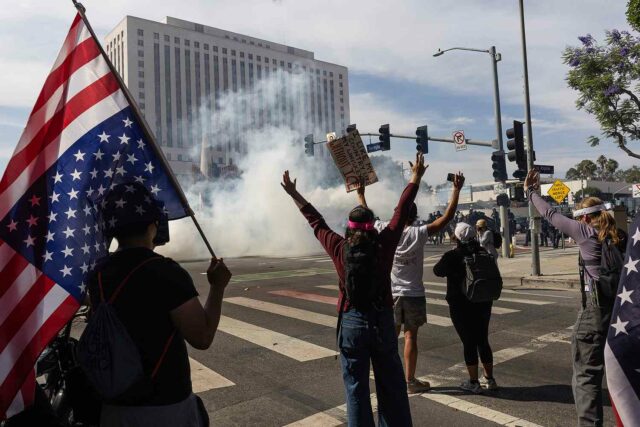Demostraciones de "No reyes" y desfile militar de DC: las fotos más dramáticas

