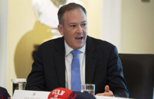 Las despreciables redadas de inmigración de ICE están haciendo que los trabajadores federales sean miserables FILE - EPA Administrator Lee Zeldin speaks during a cabinet meeting at the White House, April 30, 2025, in Washington. (AP Photo/Evan Vucci, File)