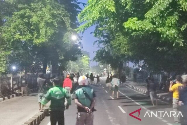 Uno murió como resultado de peleas usando armas afiladas y bombas Molotov en East Yakarta

