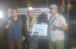 El ganado sacrificial dado por el presidente se deduce en la mezquita cerca de la casa del regente de Bekasi Sapi kurban pemberian Presiden dipotong di masjid dekat rumah Bupati Bekasi