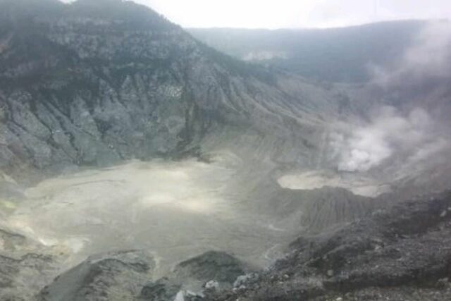 Agencia Geológica Llame a Mount Tangkuban parahu que muestra actividad de terremotos LF

